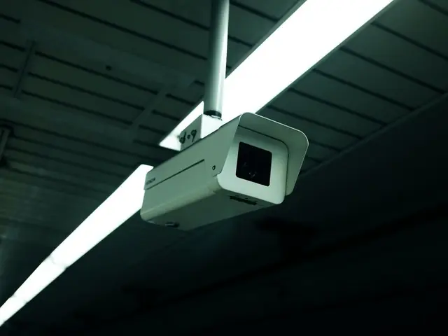 Cámara de videovigilancia montada en el cielo de un recinto interior.